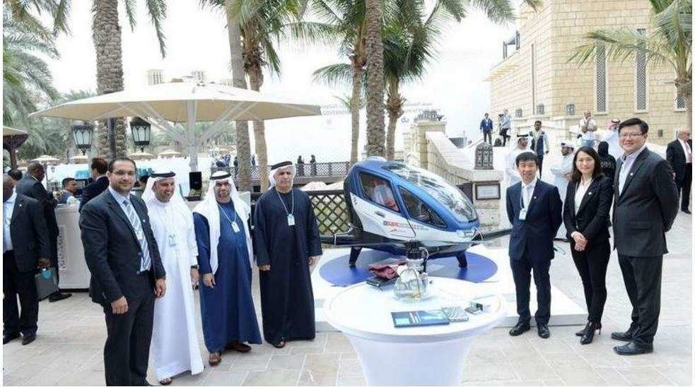 Autoridades de la RTA de Dubai y de la empresa china con el primer vehículo volador autónomo.