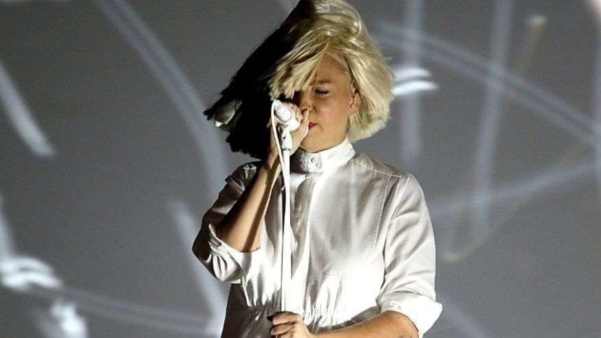 La cantante australiana Sia durante un concierto.