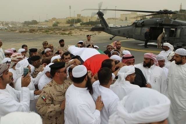 Los fieles portan el cuerpo del militar Nader Mubarak Eisa Soliman, fallecido en Yemen.