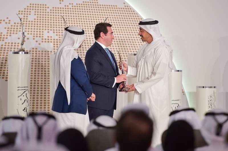 El embajador de Colombia en Abu Dhabi recibe el Premio a la Excelencia de manos del ministro de Relaciones Exteriores de Emiratos Árabes. (EL CORREO)