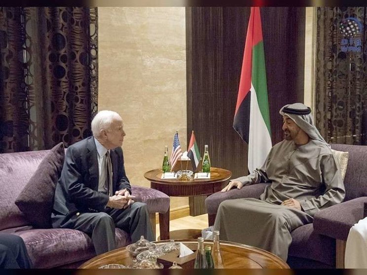 El senador estadounidense y el príncipe heredero de Abu Dhabi.
