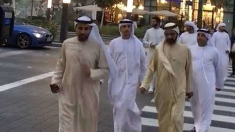 El jeque Mohammed bin Rashid Al Maktoum cruza un paso de peatones en Dubai City Walk.