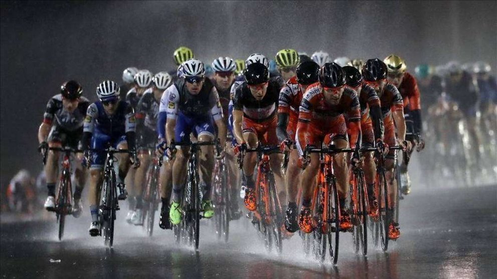 El Abu Dhabi Tour bajo la lluvia.