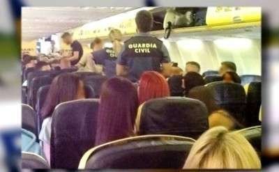 La Guardia Civil española saca a pasajeros escoceses borrachos en un vuelo de Ryanair.