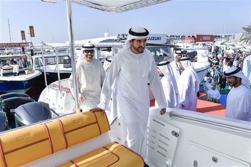 Sheikh Hamdan bin Mohammed bin Rashid Al Maktoum, en una de los barcos expuestos en el Salón Internacional de Dubai.