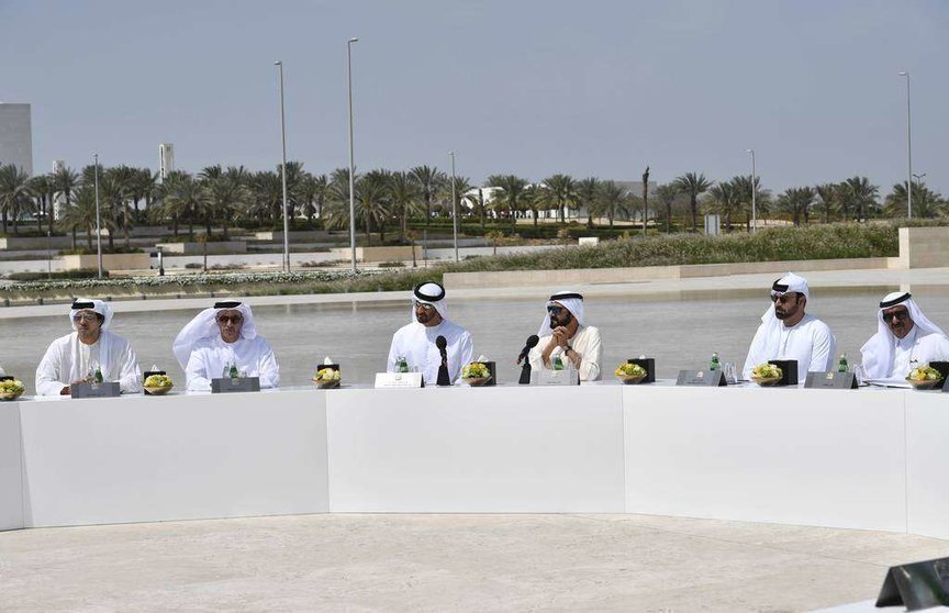 Un momento del Consejo de Ministros de EAU celebrado en el Monumento a los Mártires de Abu Dhabi.