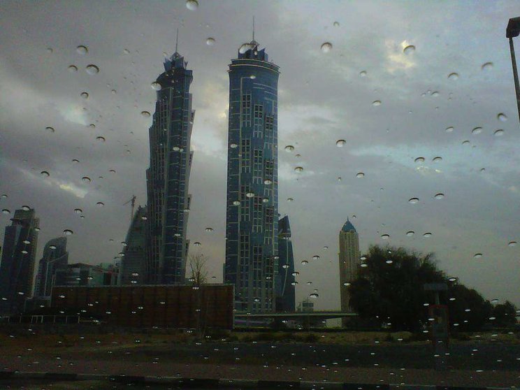 Lluvia sobre la Marina de Dubai.