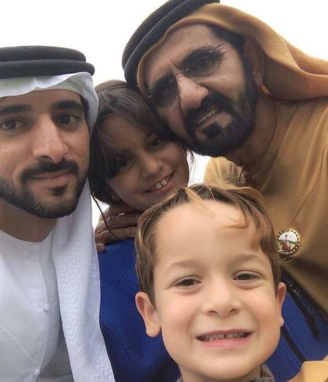 El jeque Hamdan junto a sus hermanos menores y su padre el gobernador de Dubai.