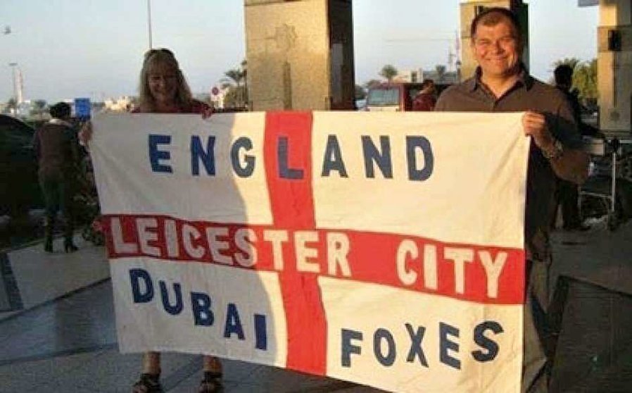 Seguidores del Leicester acompañan a su equipo en Dubai.