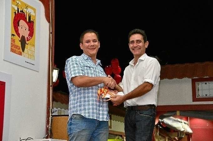 Raúl Simón -derecha. entrega el premio al ganador del concurso, Rubén Albarracín. (Albert Sayegh)