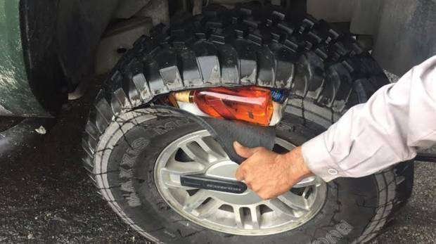 Las botellas de alcohol estaban escondidas en las ruedas del vehículo.