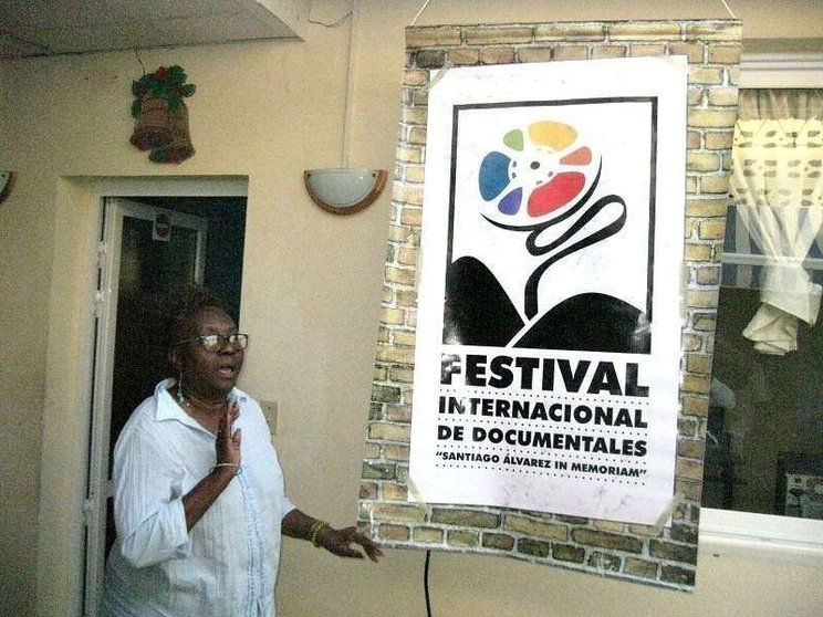 Lázara Herrera, en la presentación del cartel del Festival Internacional de Documentales de Santiago de Cuba. (Sergio Martínez)