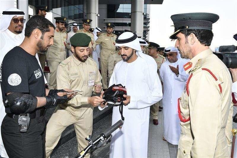 El jeque Hamdan durante su recorrido por las instalaciones de la Policía de Dubai.