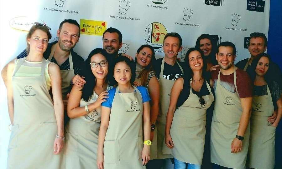 Foto de familia de los chefs participantes en el II Concurso de Tapas de Dubai. (EL CORREO)