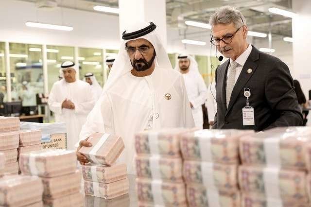 El jeque Mohammed durante la inauguración de la empresa emisora del papel moneda en EAU.