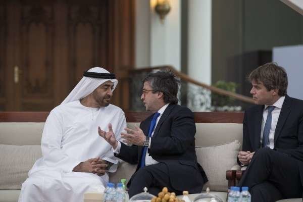 El príncipe heredero de Abu Dhabi junto al presidente colombiano del BID.