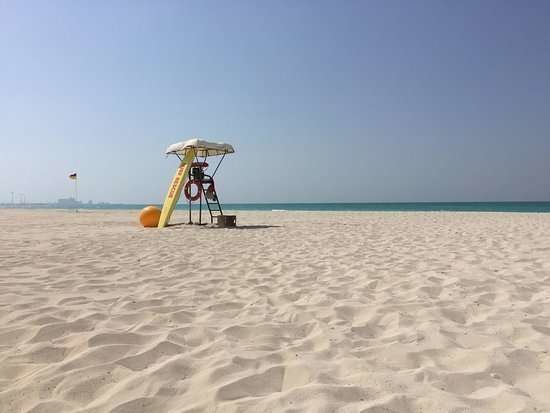 Puesto de socorrista en una playa de Abu Dhabi.
