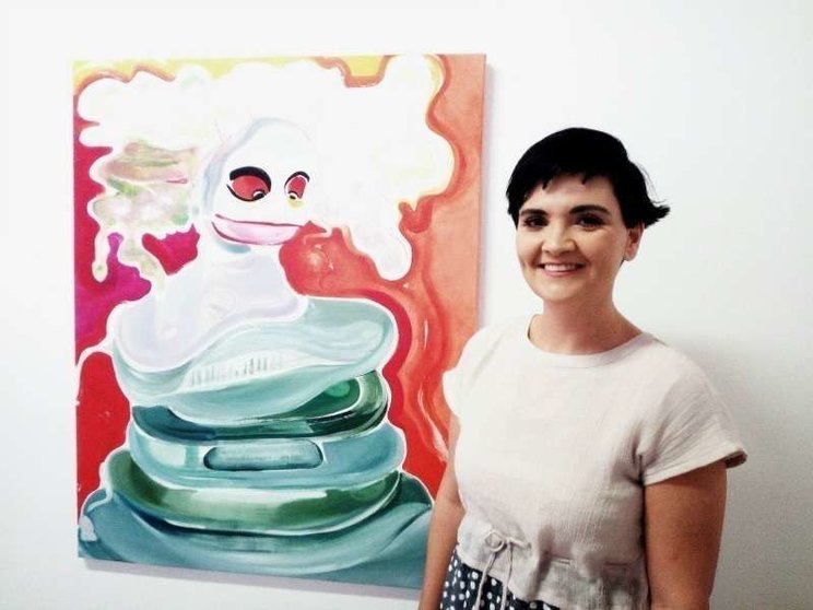 Alicia Arlanda junto a sus obras en la exposición de Al Fahidi. (EL CORREO)