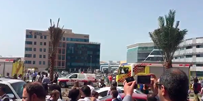 Los equipos de emergencia acuden a apagar el fuego en Business Central Towers.