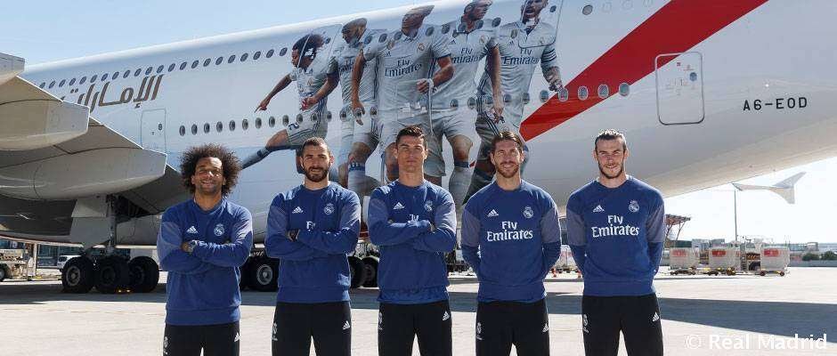 Las estrellas del Real Madrid con el avión de Emirates Airline.