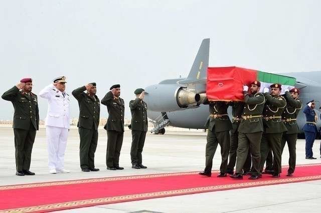 El cuerpo del sargento Kakaria Sulaiman Obaid Al Zaabi fue recibido con una ceremonia militar a su llegada al eropuerto de Al Bateen.