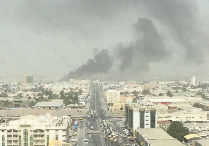 El incendio en el almacén levantó una enorme manta de humo sobre Sharjah.