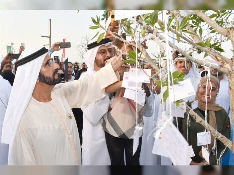 El jeque Mohammed bin Rashid Al Maktoum participa en una de las actividades del 'Viaje de la Felicidad'.
