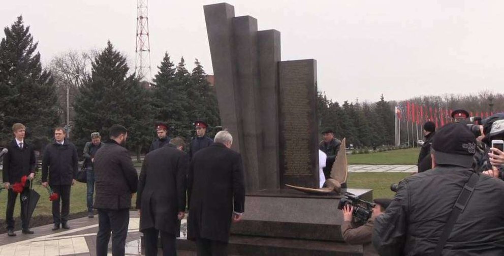 Ofrenda floral ante el monumento en memoria de las víctimas del vuelo FZ981 de Flydubai. (Max Dementiev, Twitter)