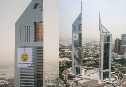 Imagen de las Emirates Towers decoradas con caras sonrientes con motivo del Día Internacional de la Felicidad. 