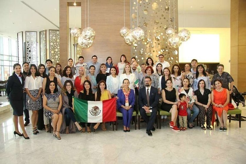 Foto de familia de la embajadora y cónsul de México con los asistentes al encuentro celebrado en Abu Dhabi. (EL CORREO)