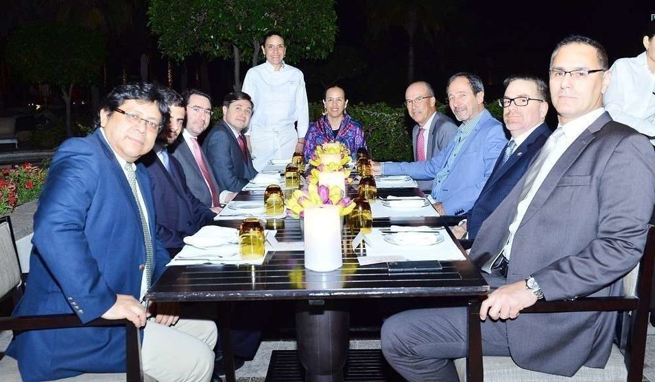 La embajadora de México y la chef Sofía Rangel, junto a los diplomáticos iberoamericanos que acudieron a la apertura de las 'Noches tradicionales de comida mexicana'. (Manaf K. Abbas)