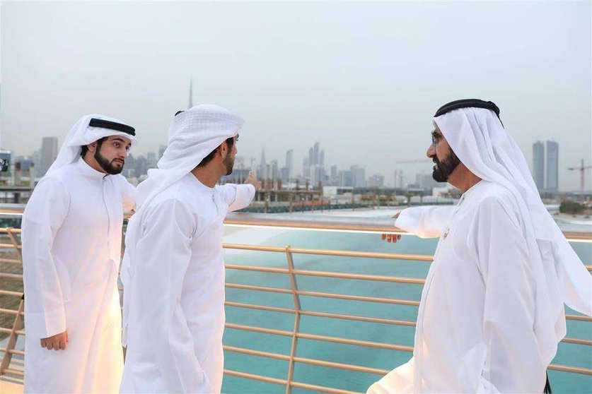 El jeque Mohammed y el príncipe heredero de Dubai durante el recorrido por District One.
