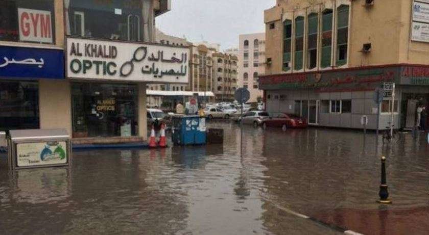 Agua de lluvia en las carreteras de Dubai.