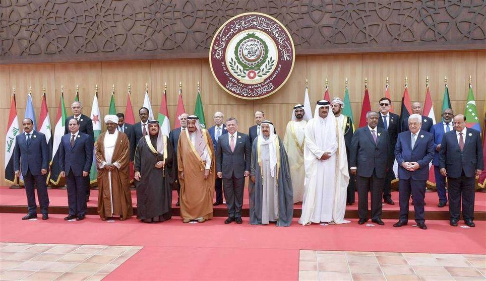 El presidente de Yemen, Abdrabu Mansur Hadi, (abajo, izquierda), entre algunos de los líderes que han asistido a la Cumbre Árabe de Jordania.