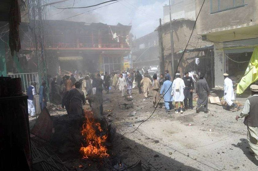 Caos en la zona del atentado de este viernes en Pakistán. (Altanbaatar, Twitter)