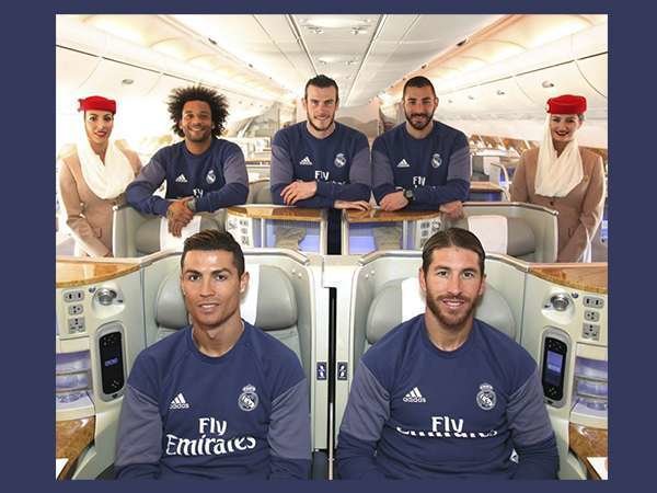 Las estrellas del Real Madrid, con la camiseta de Fly Emirates, en el interior del avión A380 decorado con su imagen.