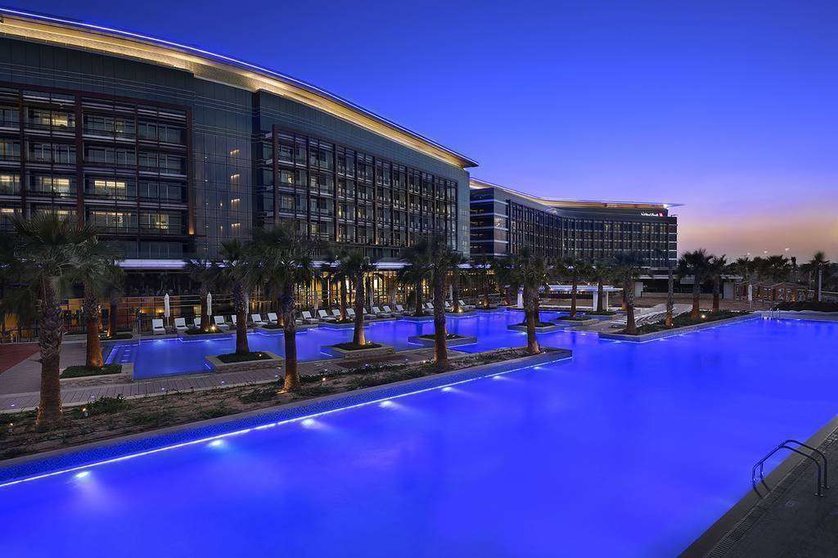 La piscina del hotel Marriott Al Forsan de Abu Dhabi a la caída de la tarde. (Cedida)