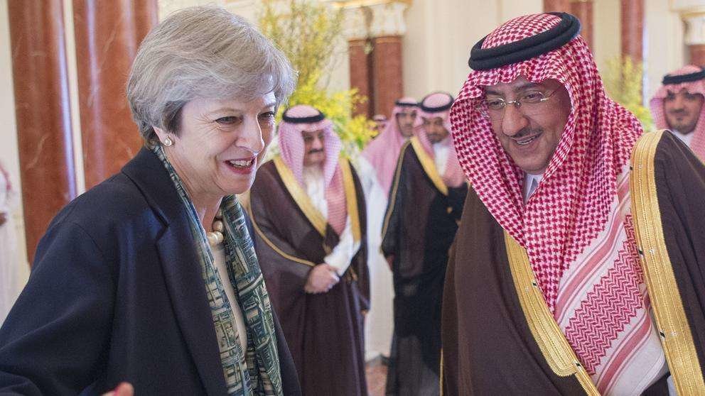 Theresa May, primera ministra británica, junto al príncipe de Arabia Saudí, Muhammad bin Nayef bin Abdulaziz Al Saud (AFP)