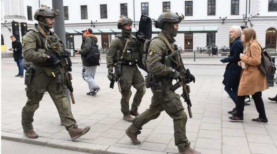 El ejército sueco en las calles de Estocolmo.