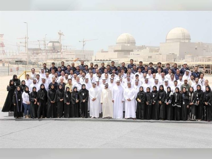 El gobernador de Dubai junto a su Gabinete y el personal de la Central Nuclear de Barakah