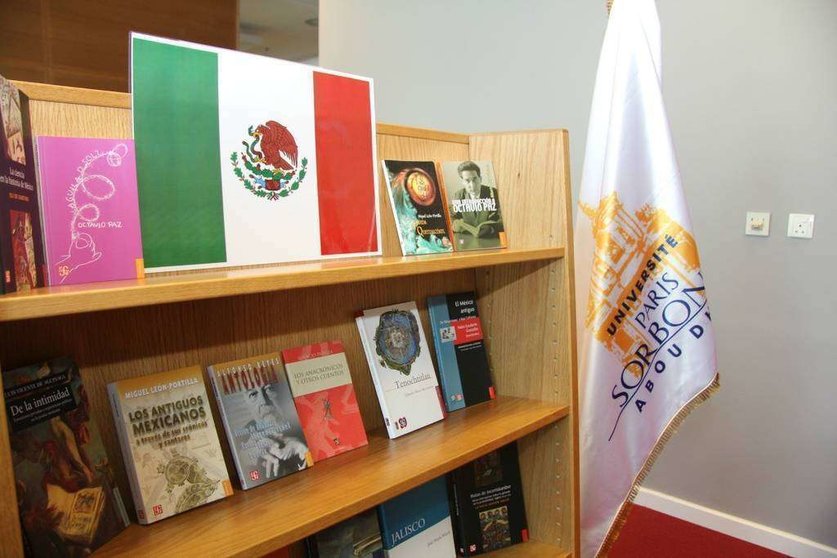 Libros de autores mexicanos donados por la embajada a la Universidad París-Sorbona de Abu Dhabi. (EL CORREO)