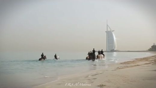 Fotograma de uno de los vídeos que muestran a las hijas de Skeikh Mohammed practicando surf a caballo en Dubai. (Instagram)