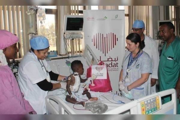 Sanitarios atienden a uno de los pequeños pacientes de Nadabat.