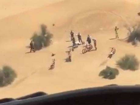 El turista español herido, junto a su grupo, grabado desde el aire por la Policía de Dubai.