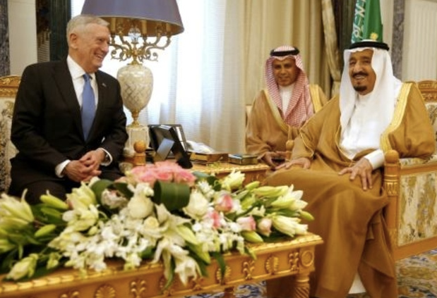 El rey saudí Salman -derecha-  junto a su intérprete durante un encuentro con el secretario de Defensa esadounidense. (AFP)