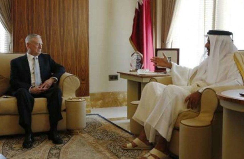 El emir de Qatar durante el encuentro con el secretario de Defensa de EEUU.