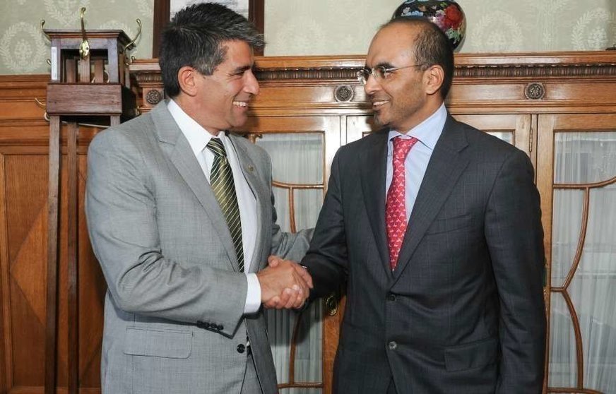 El vicepresidente de Uruguay -izquierda- saluda a Majid Saif Al Ghurair. (Cedida)