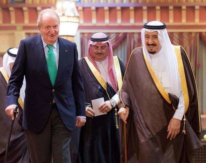 El Rey Juan Carlos recibido por el Rey Salma en Riad.