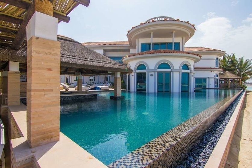 La villa en Palm Jumeirah cuenta con la piscina más grande de la zona.