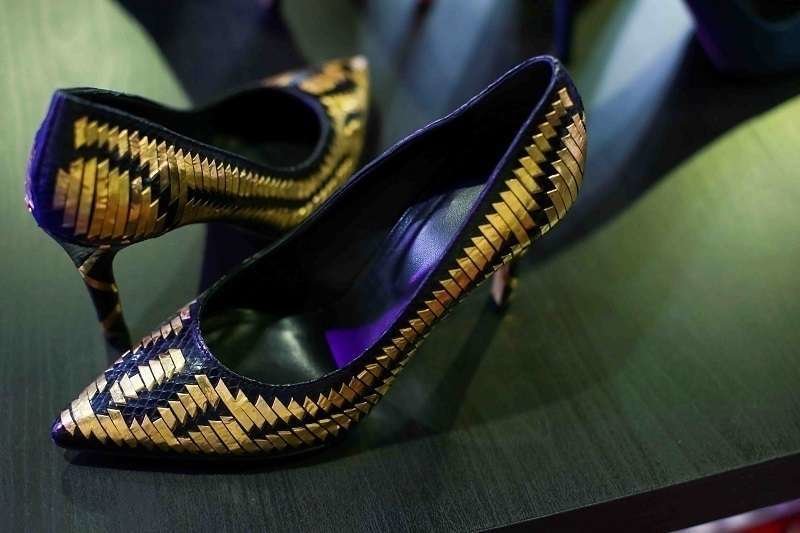Los zapatos de oro expuestos en Dubai.